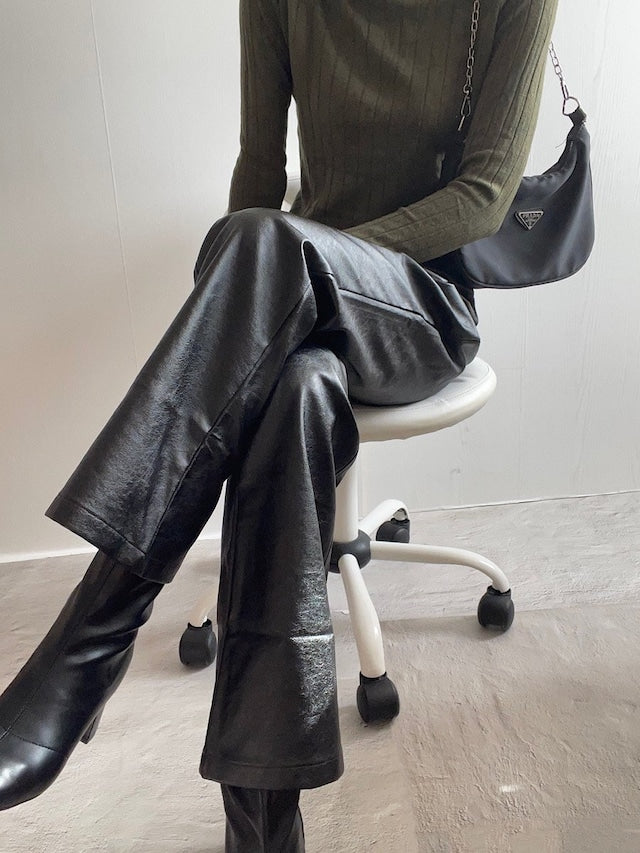 フェイクレザーパンツ