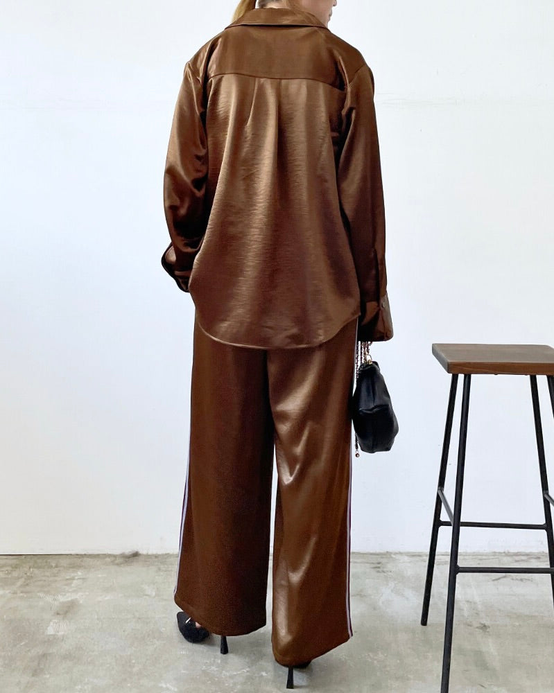 サテンサイドラインパンツ レディースのバックスタイル。 ヒップラインをきれいに見せるデザインで、後ろ姿も上品な印象です。