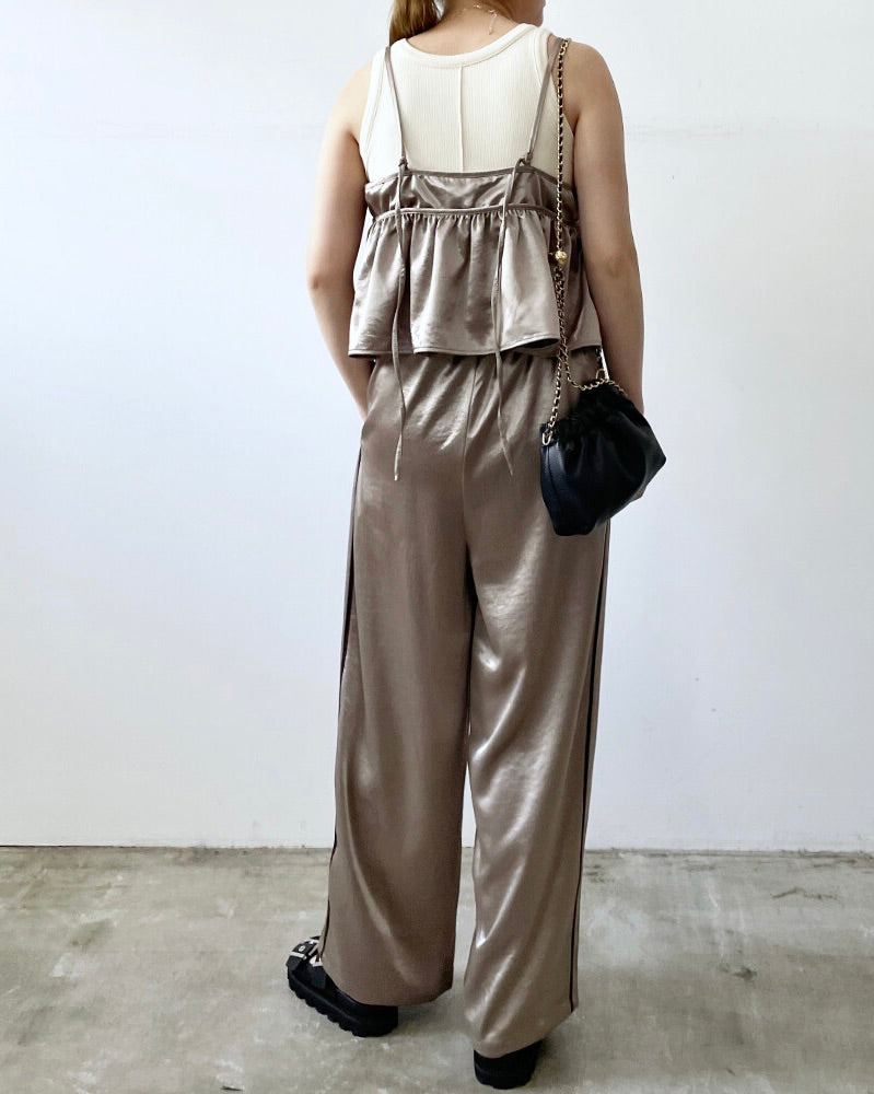 サテンサイドラインパンツ レディースの着用イメージ。 きれいめにもカジュアルにも合わせやすく、幅広いコーデに活躍します。
