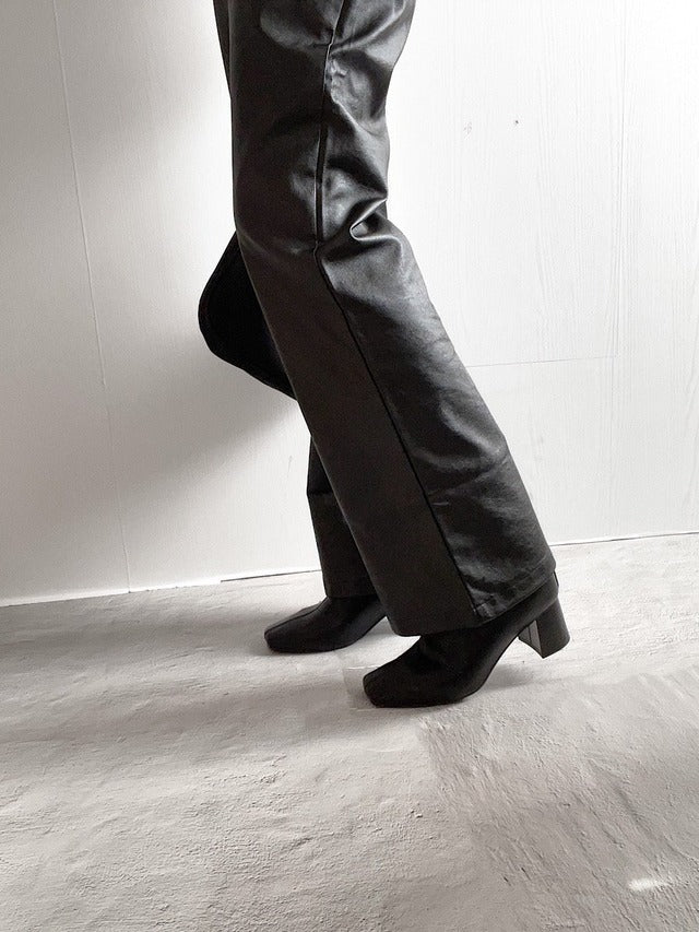 フェイクレザーパンツ