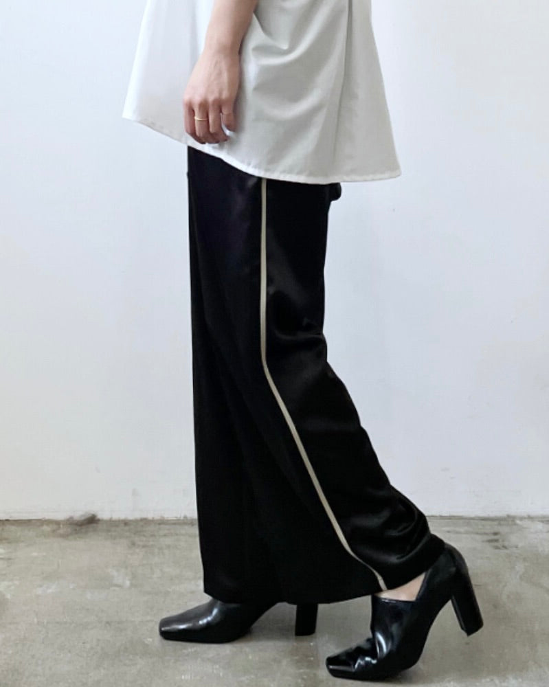 サテンサイドラインパンツ レディースの着用イメージ。 きれいめにもカジュアルにも合わせやすく、幅広いコーデに活躍します。