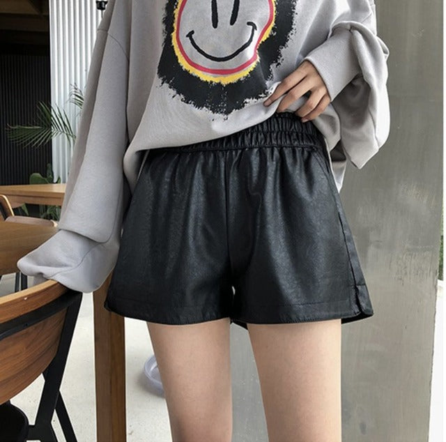 レザーショートパンツ