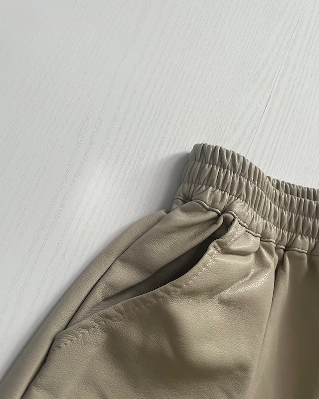 フェイクレザーイージーショートパンツ