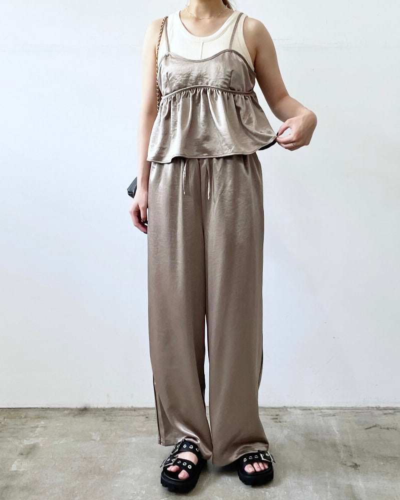 サテンサイドラインパンツ レディースの着用イメージ。 きれいめにもカジュアルにも合わせやすく、幅広いコーデに活躍します。