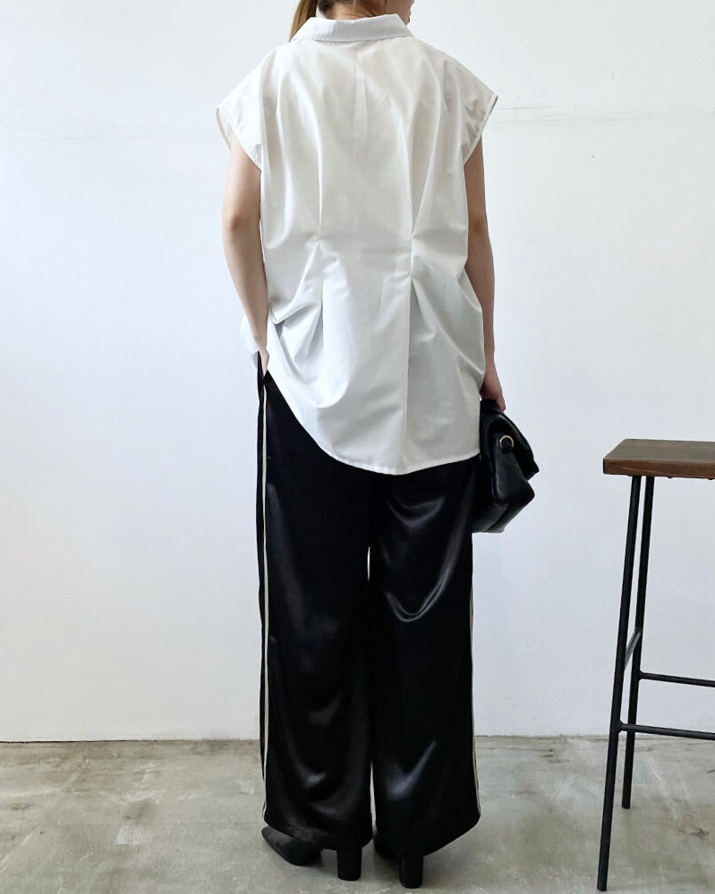 サテンサイドラインパンツ レディースの着用イメージ。 きれいめにもカジュアルにも合わせやすく、幅広いコーデに活躍します。