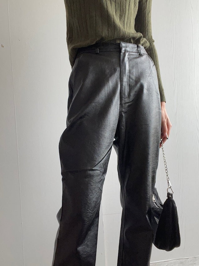 フェイクレザーパンツ