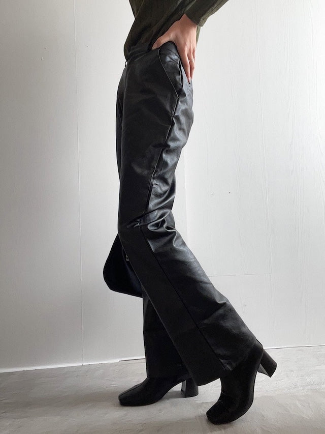 フェイクレザーパンツ