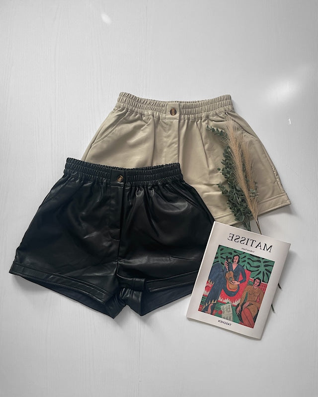 フェイクレザーイージーショートパンツ