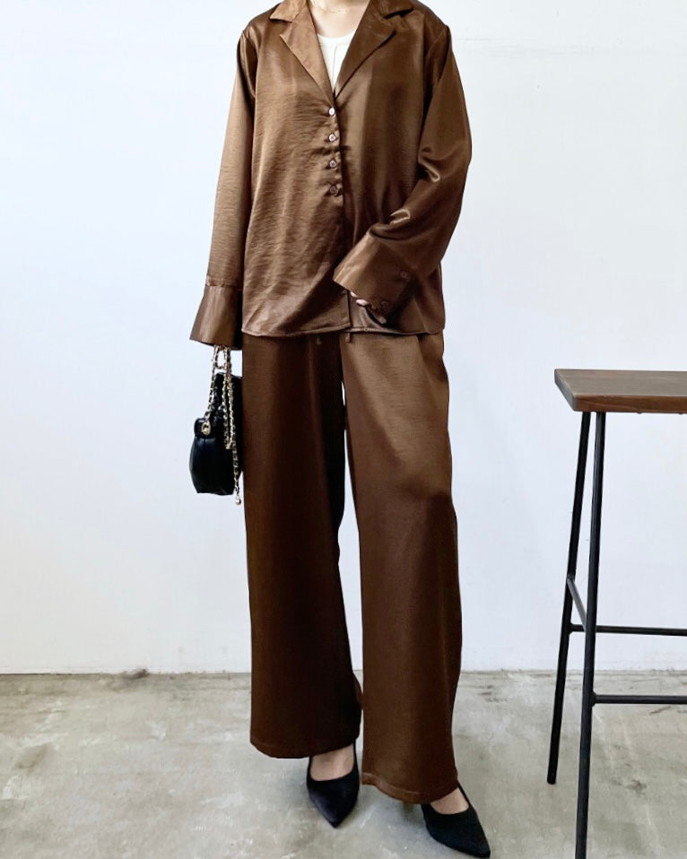 サテンサイドラインパンツ レディースの正面デザイン。 上品な光沢感のあるサテン素材で、サイドラインが脚をすっきり見せるパンツ。