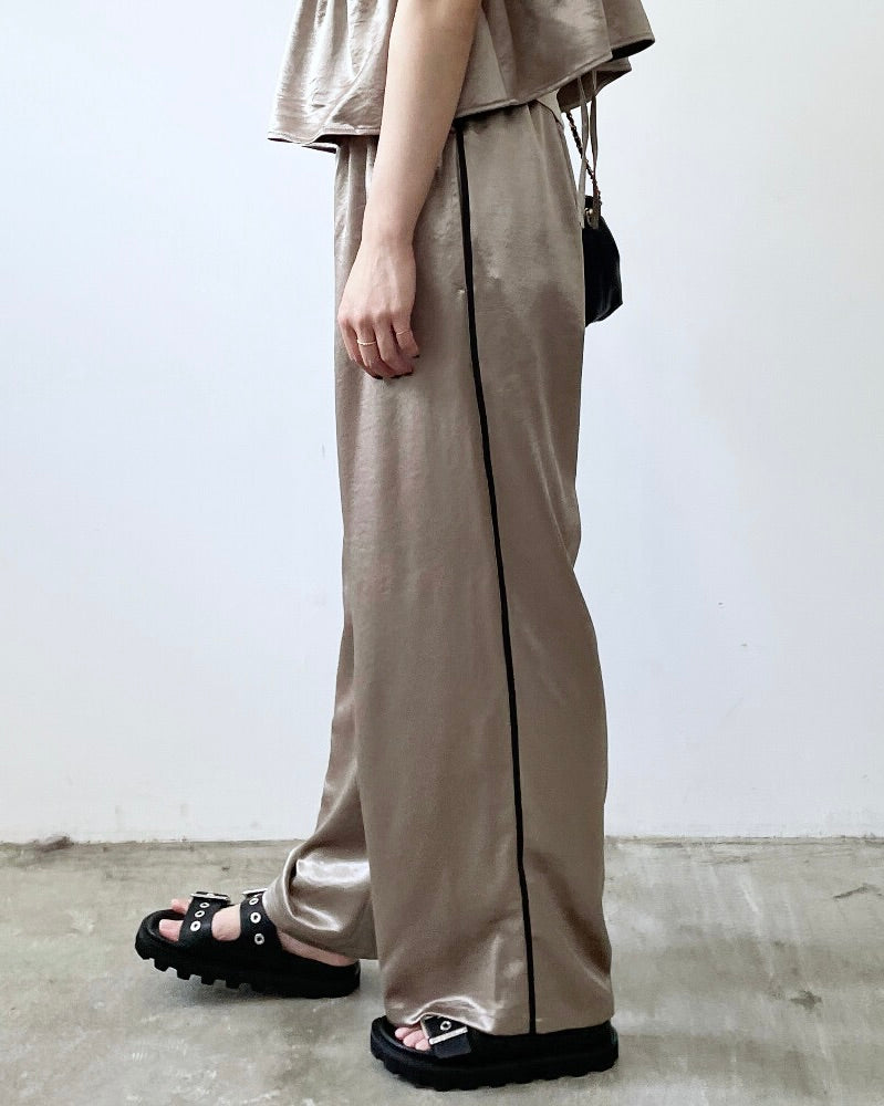 サテンサイドラインパンツ レディースの着用イメージ。 きれいめにもカジュアルにも合わせやすく、幅広いコーデに活躍します。