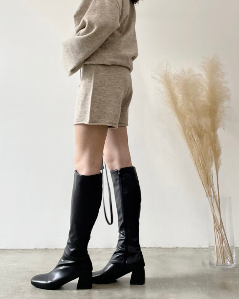 ニットショートパンツ 横から見た図 ベージュ