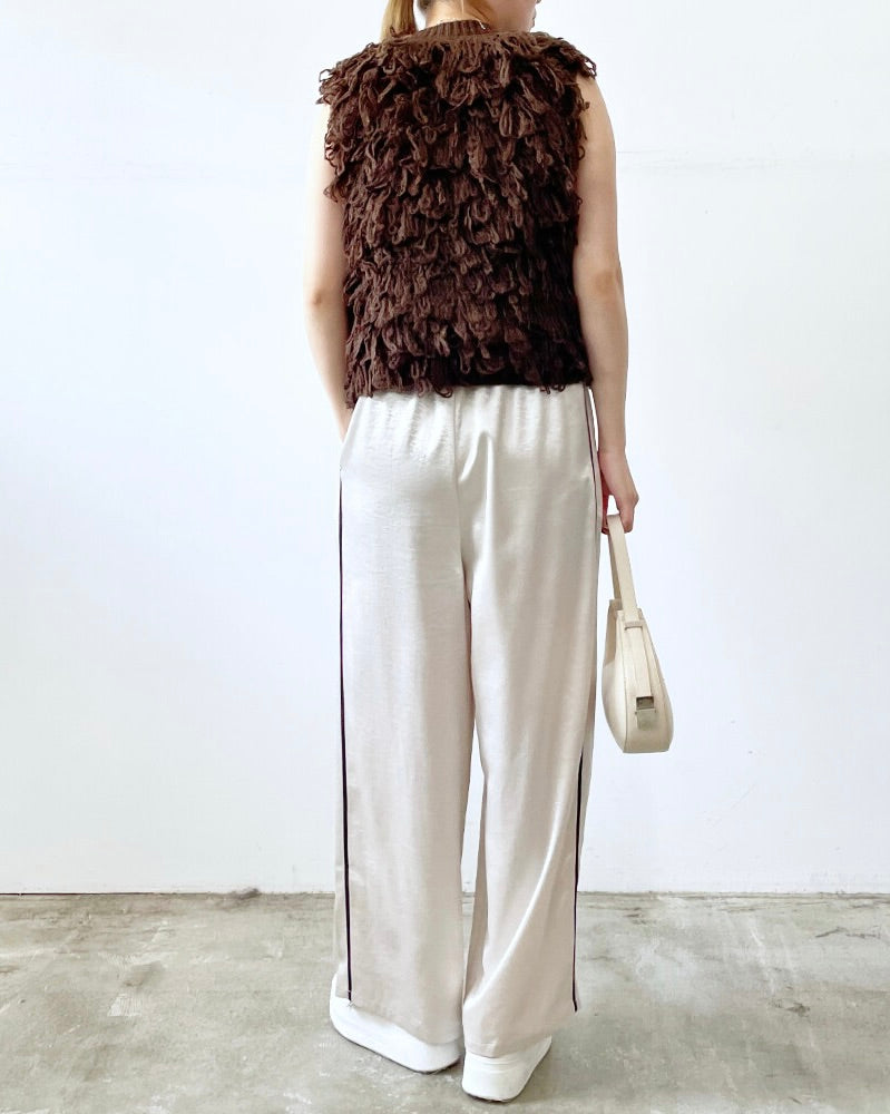 サテンサイドラインパンツ レディースの着用イメージ。 きれいめにもカジュアルにも合わせやすく、幅広いコーデに活躍します。