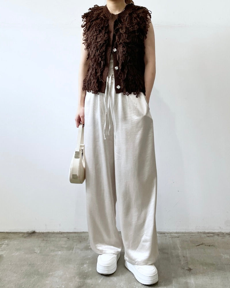 サテンサイドラインパンツ レディースの着用イメージ。 きれいめにもカジュアルにも合わせやすく、幅広いコーデに活躍します。