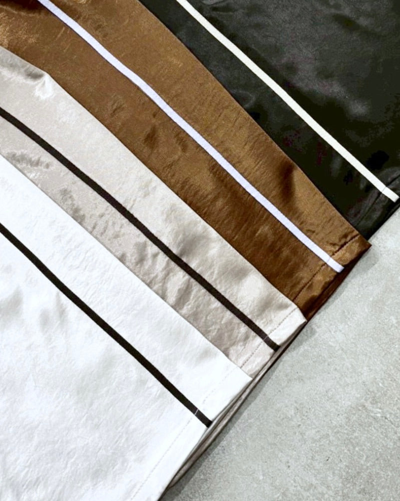 サテンサイドラインパンツ レディースの着用イメージ。 きれいめにもカジュアルにも合わせやすく、幅広いコーデに活躍します。