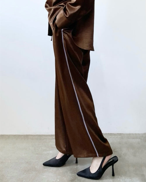 サテンサイドラインパンツ レディースの正面デザイン。 上品な光沢感のあるサテン素材で、サイドラインが脚をすっきり見せるパンツ。