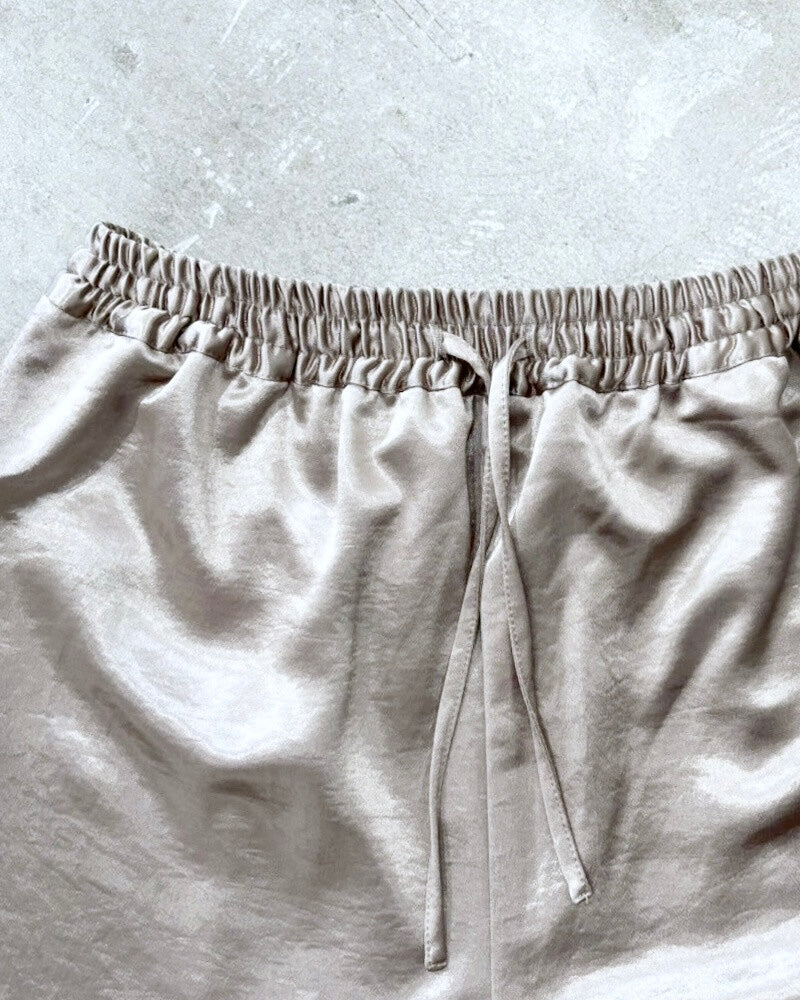 サテンサイドラインパンツ レディースの着用イメージ。 きれいめにもカジュアルにも合わせやすく、幅広いコーデに活躍します。