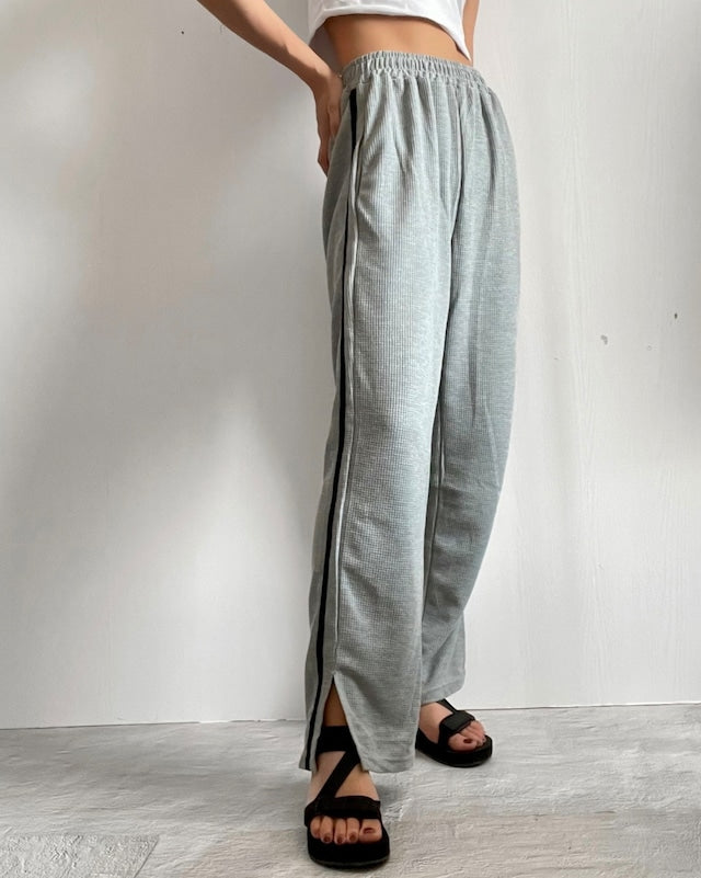 スリットラインパンツ