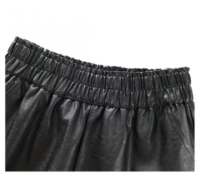 レザーショートパンツ