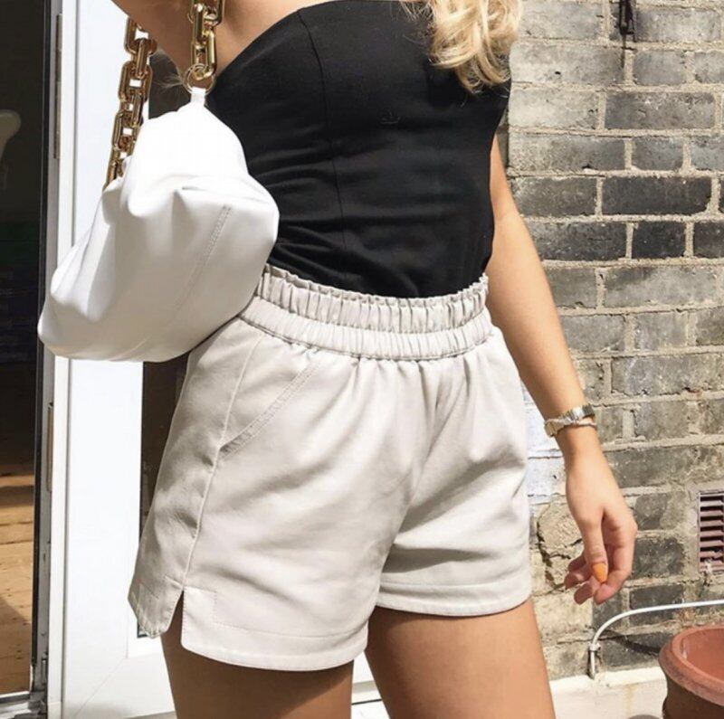 レザーショートパンツ