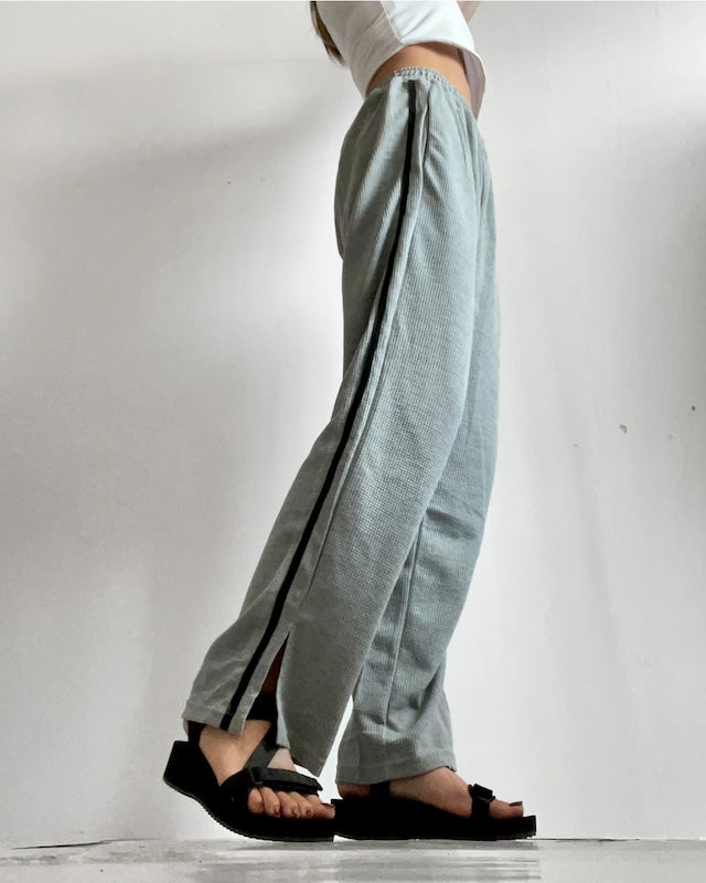 スリットラインパンツ