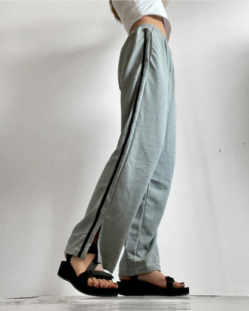 スリットラインパンツ