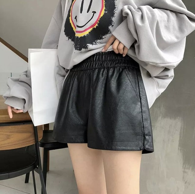 レザーショートパンツ