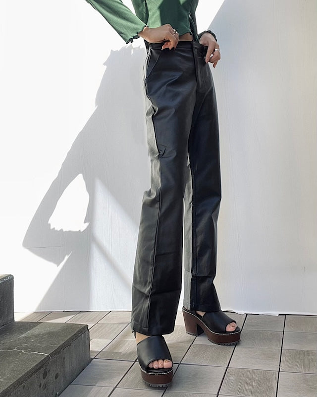 フェイクレザーパンツ