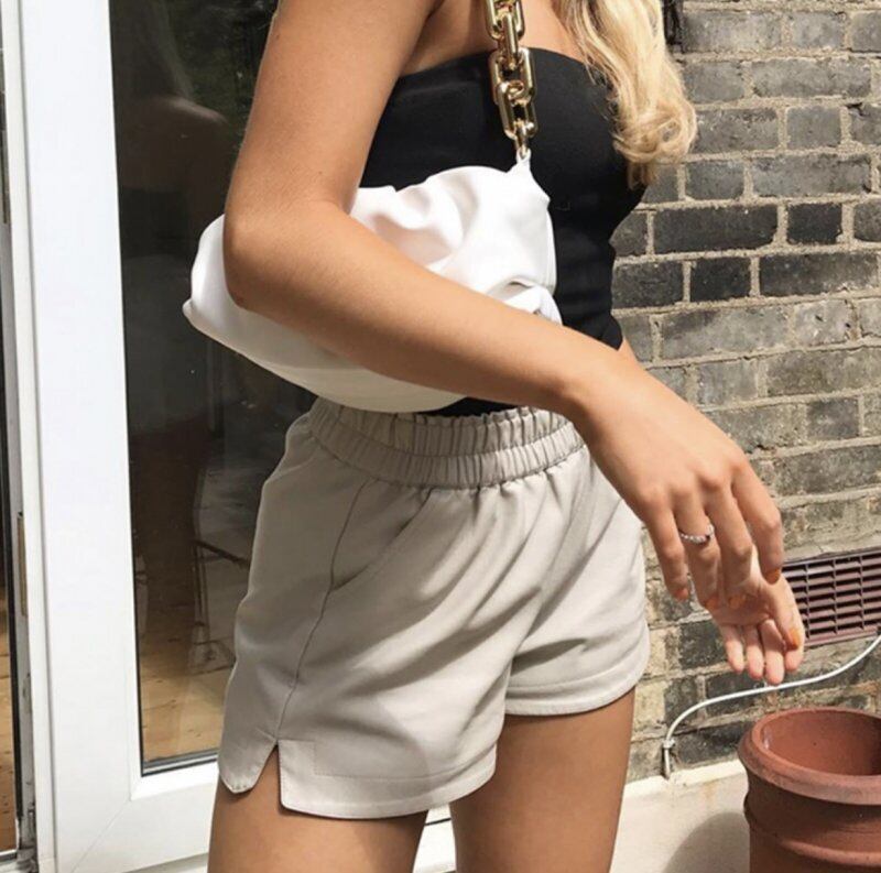 レザーショートパンツ